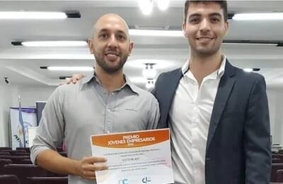 2 personas con un certificado