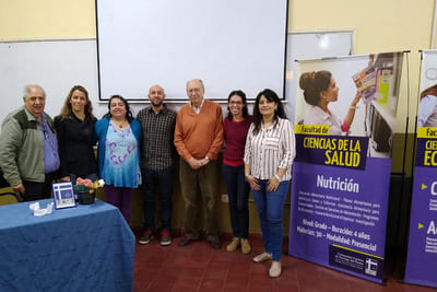 Personas paradas en un aula